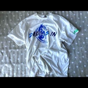 Dallas Mavericks T-shirt.